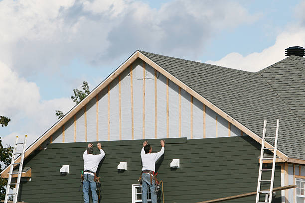 Professional Siding technician working in Gladstone, OR